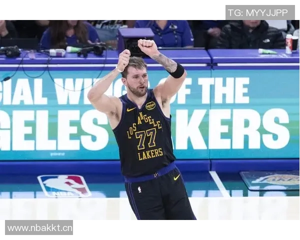 本赛季场均得分前十榜单东契奇领衔马克西紧随其后六人得分超三十